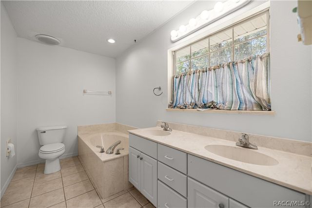 10 Patricia Road, Yankeetown, FL 34498