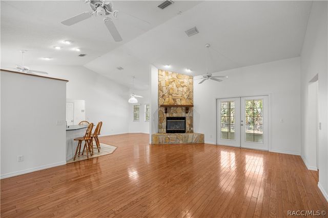 10 Patricia Road, Yankeetown, FL 34498
