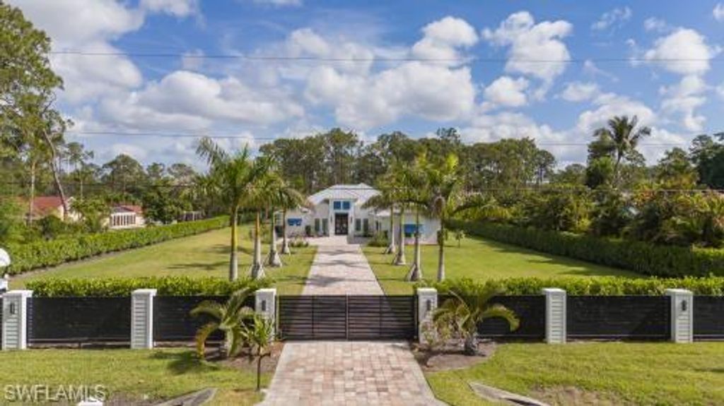 6145 Sea Grass LN, Naples, FL 34116