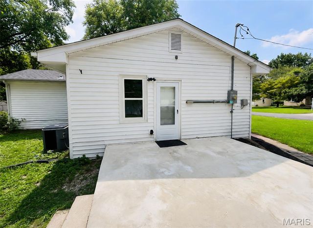 30 Apple Tree Lane, Belleville, IL 62221