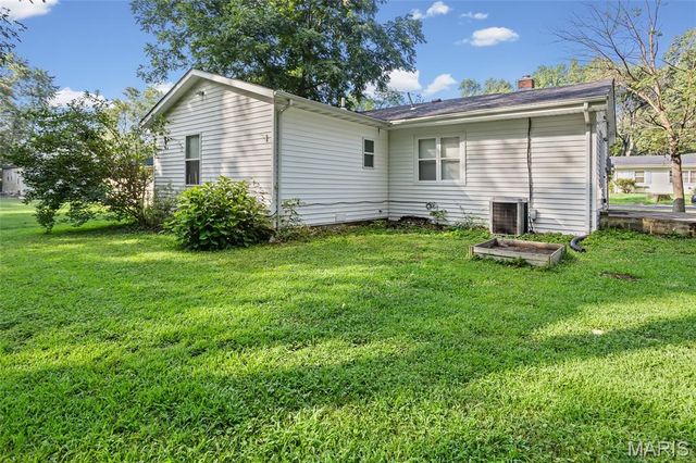 30 Apple Tree Lane, Belleville, IL 62221