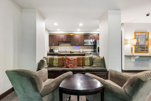 317 Groveland Avenue 714, Minneapolis, MN 55403
