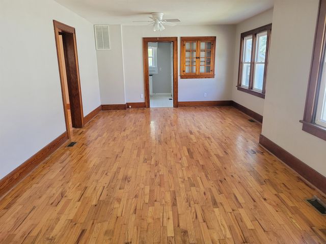 1421 E 2nd Ave, Winfield, KS 67156