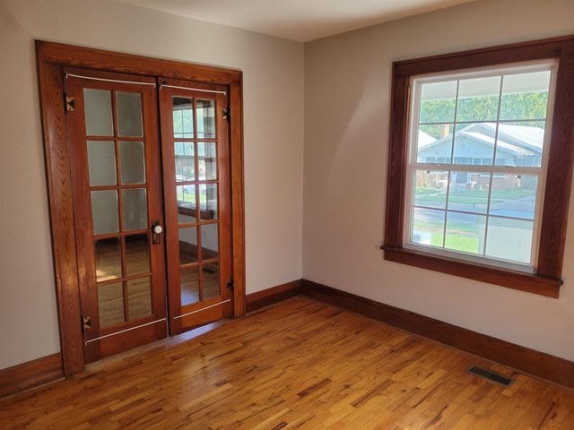 1421 E 2nd Ave, Winfield, KS 67156