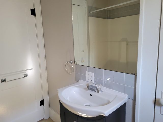 1421 E 2nd Ave, Winfield, KS 67156