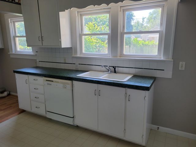 1421 E 2nd Ave, Winfield, KS 67156