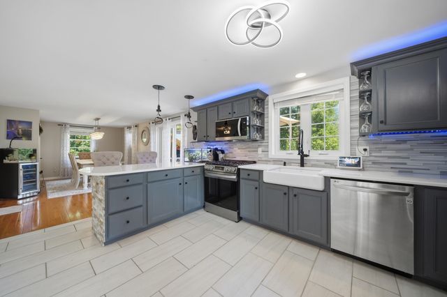 27 Old Manchester Road, Raymond, NH 03077