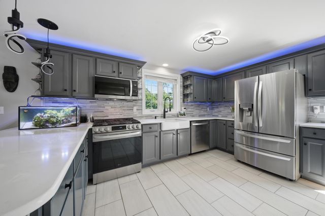 27 Old Manchester Road, Raymond, NH 03077