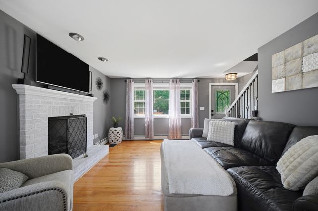 27 Old Manchester Road, Raymond, NH 03077