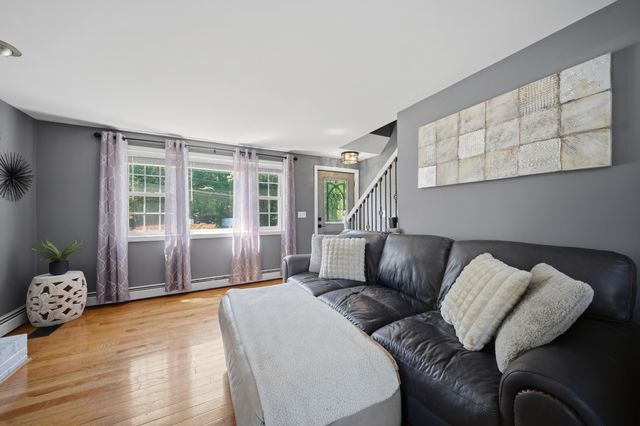 27 Old Manchester Road, Raymond, NH 03077