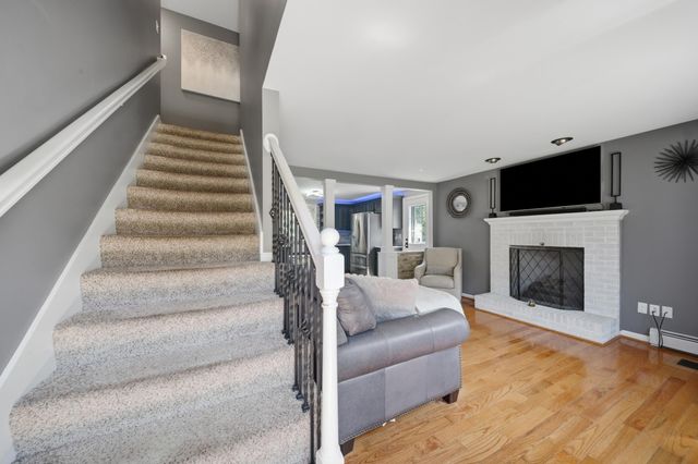 27 Old Manchester Road, Raymond, NH 03077
