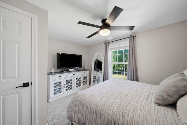 27 Old Manchester Road, Raymond, NH 03077