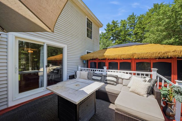 27 Old Manchester Road, Raymond, NH 03077
