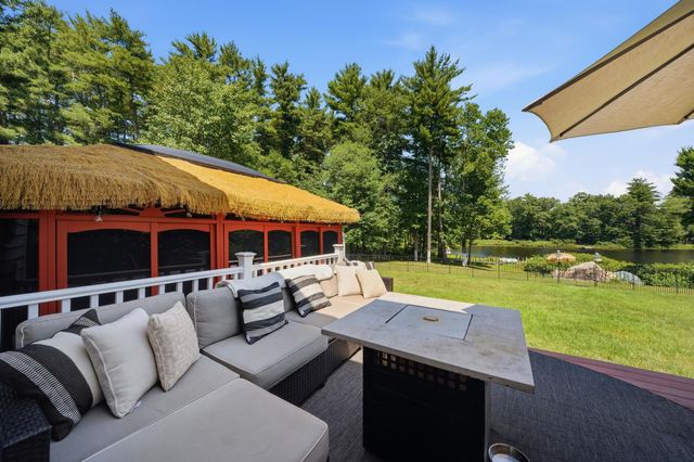 27 Old Manchester Road, Raymond, NH 03077