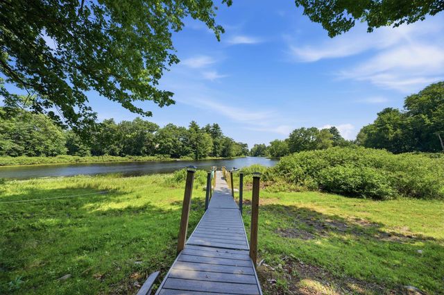 27 Old Manchester Road, Raymond, NH 03077