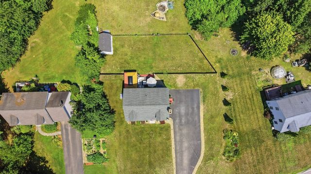 27 Old Manchester Road, Raymond, NH 03077