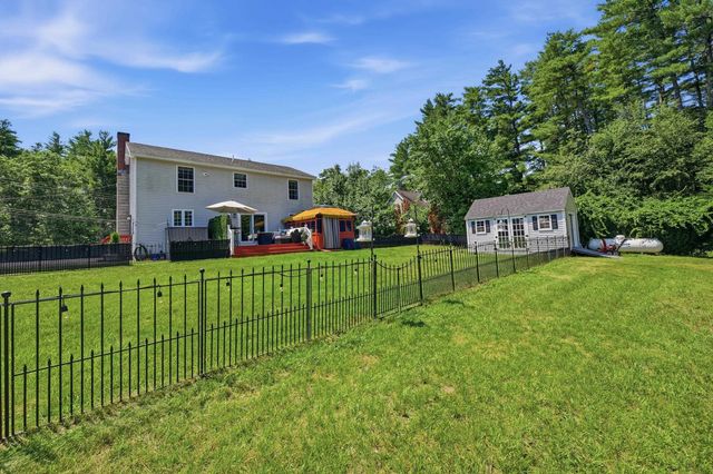 27 Old Manchester Road, Raymond, NH 03077
