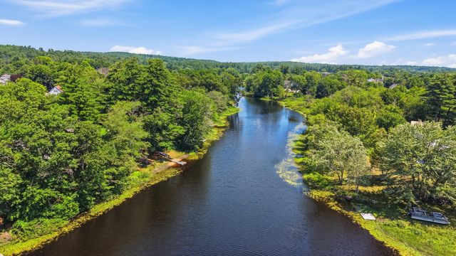 27 Old Manchester Road, Raymond, NH 03077