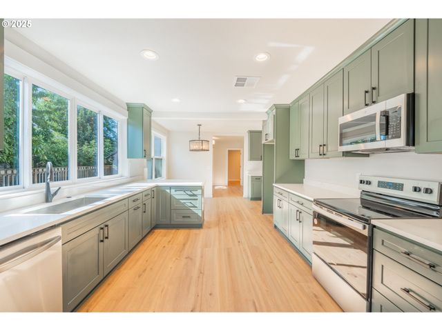 1078 YOUNG St, Woodburn, OR 97071