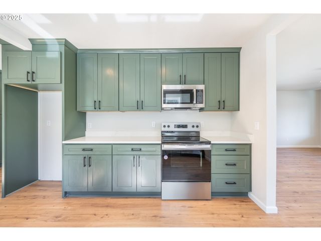 1078 YOUNG St, Woodburn, OR 97071