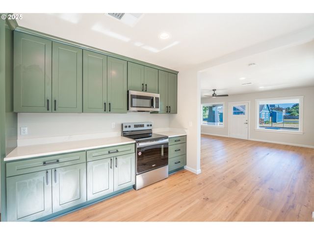 1078 YOUNG St, Woodburn, OR 97071