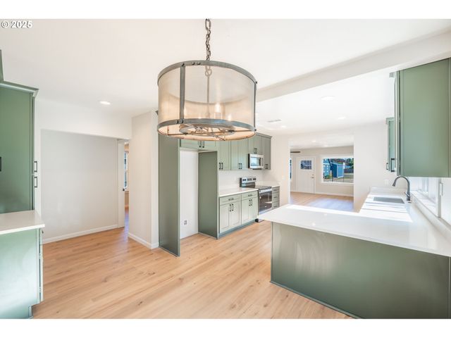 1078 YOUNG St, Woodburn, OR 97071