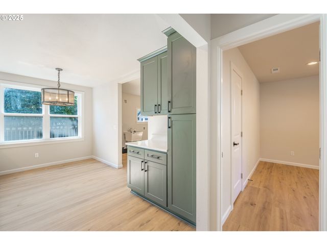 1078 YOUNG St, Woodburn, OR 97071