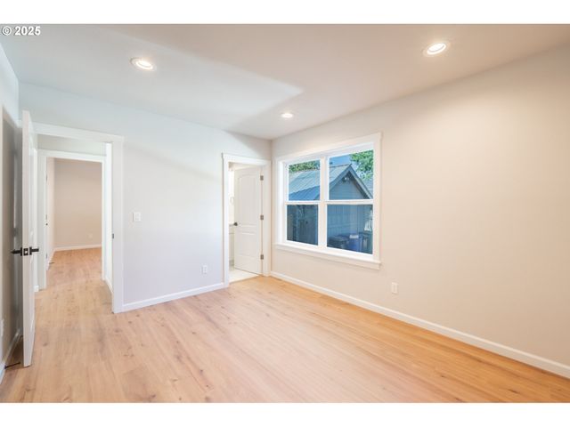 1078 YOUNG St, Woodburn, OR 97071