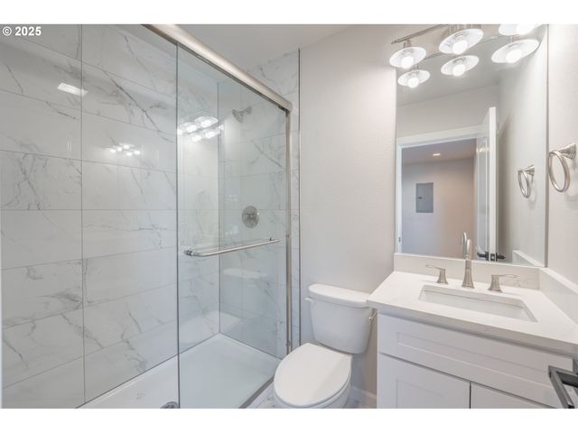 1078 YOUNG St, Woodburn, OR 97071