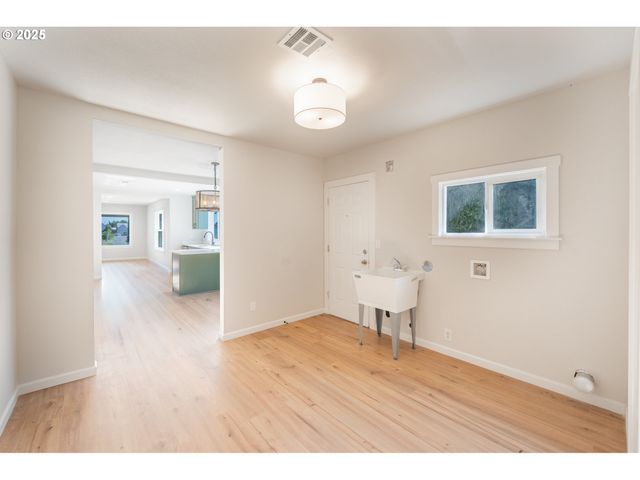 1078 YOUNG St, Woodburn, OR 97071