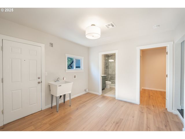 1078 YOUNG St, Woodburn, OR 97071