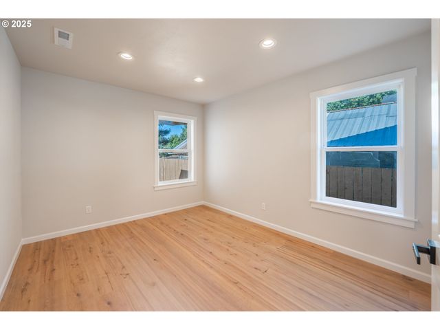 1078 YOUNG St, Woodburn, OR 97071