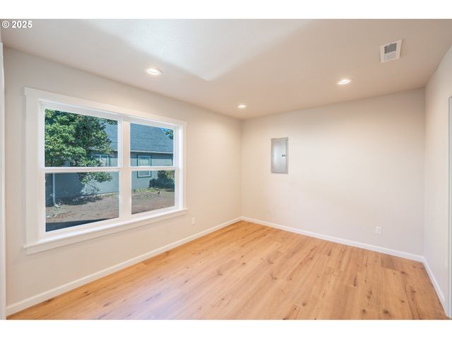 1078 YOUNG St, Woodburn, OR 97071