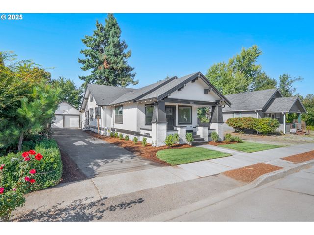 1078 YOUNG St, Woodburn, OR 97071