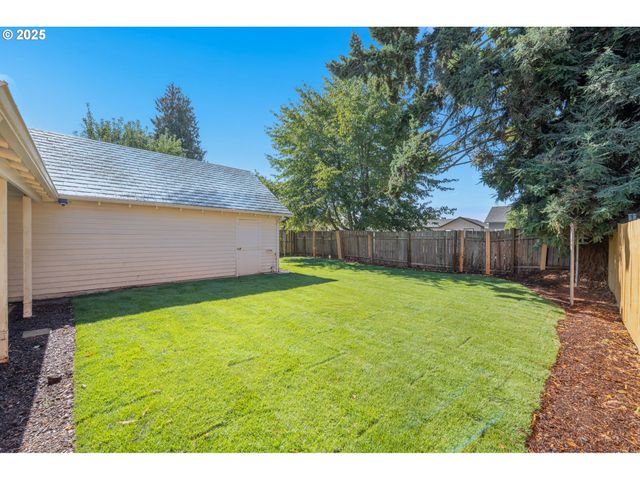 1078 YOUNG St, Woodburn, OR 97071
