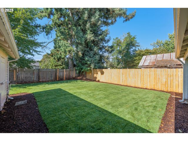 1078 YOUNG St, Woodburn, OR 97071