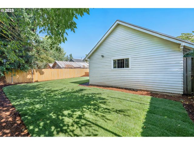 1078 YOUNG St, Woodburn, OR 97071