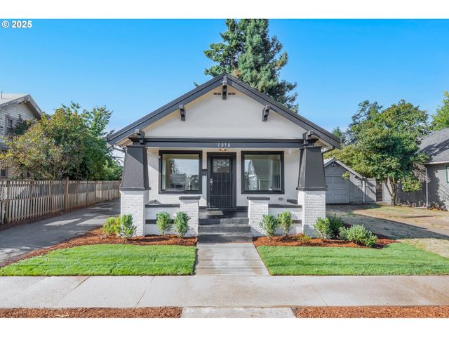 1078 YOUNG St, Woodburn, OR 97071