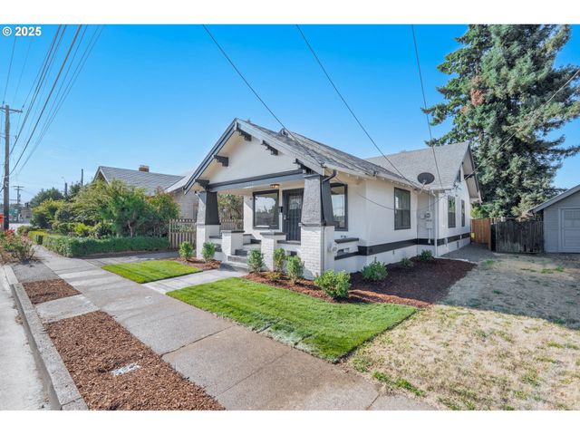 1078 YOUNG St, Woodburn, OR 97071