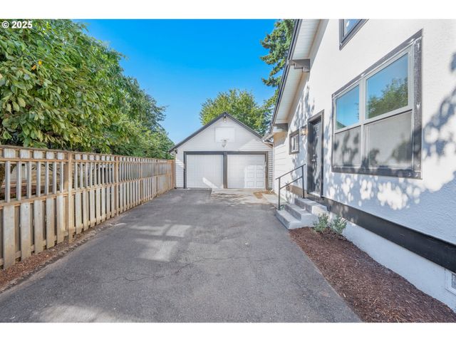 1078 YOUNG St, Woodburn, OR 97071