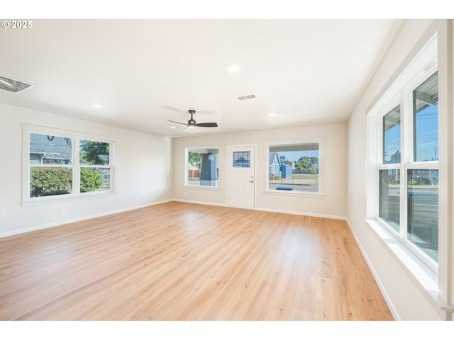 1078 YOUNG St, Woodburn, OR 97071