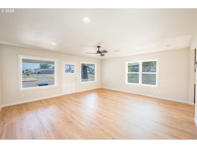 1078 YOUNG St, Woodburn, OR 97071