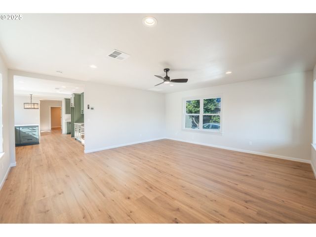 1078 YOUNG St, Woodburn, OR 97071