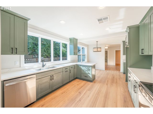 1078 YOUNG St, Woodburn, OR 97071