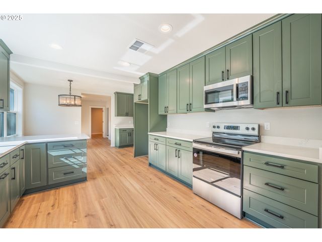 1078 YOUNG St, Woodburn, OR 97071