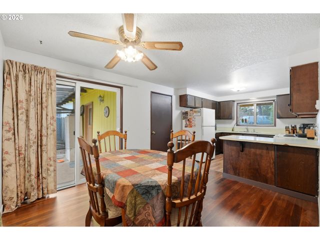 435 S 9TH St, St Helens, OR 97051
