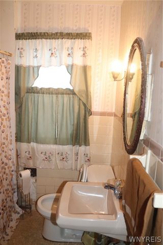 35 Loxley Road, Cheektowaga, NY 14225