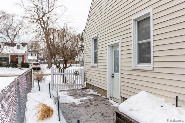 2706 Cumberland Road, Berkley, MI 48072