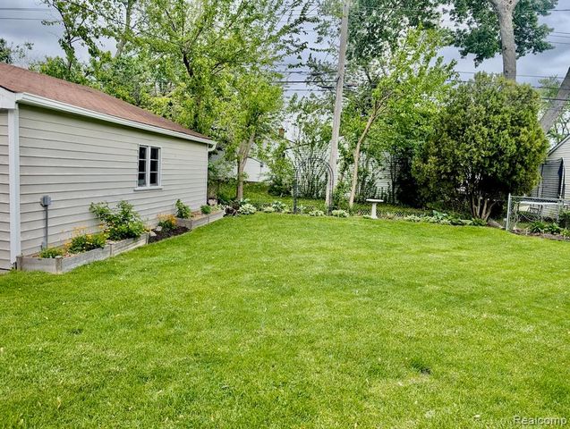 2706 Cumberland Road, Berkley, MI 48072