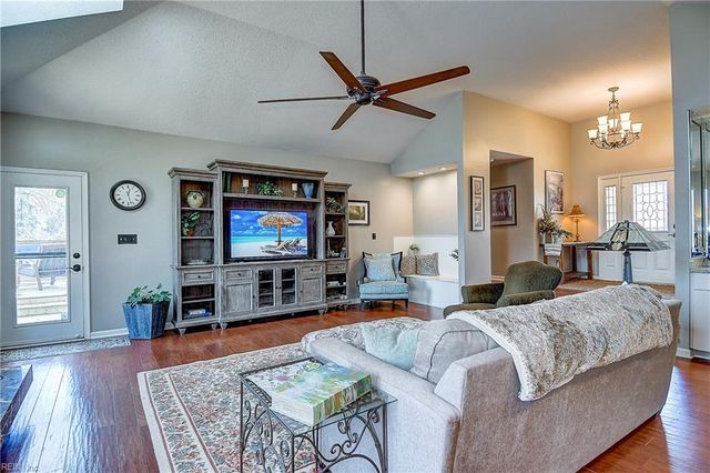 304 Shadowlake Dr, Chesapeake, VA 23320